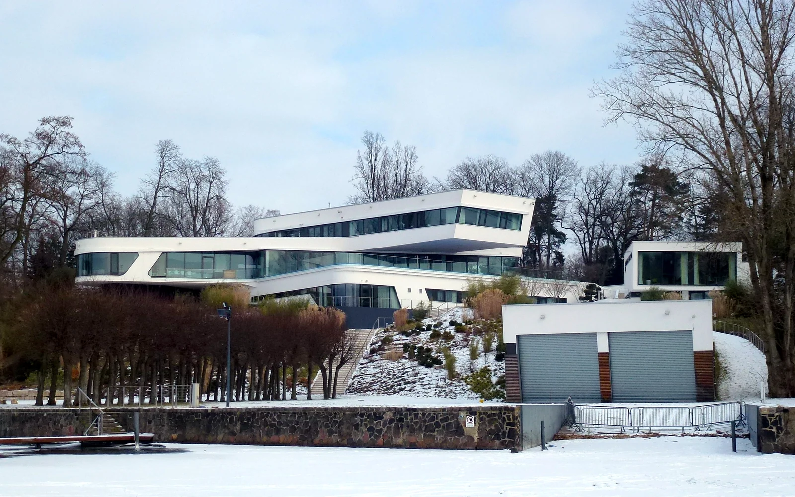 Moderne freistehende Villa auf Schwanenwerder im winterlichen Garten