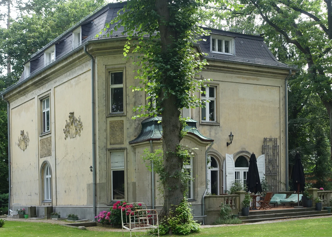 Historisches Wohnhaus Schwanenhof mit heller Fassade und Garten